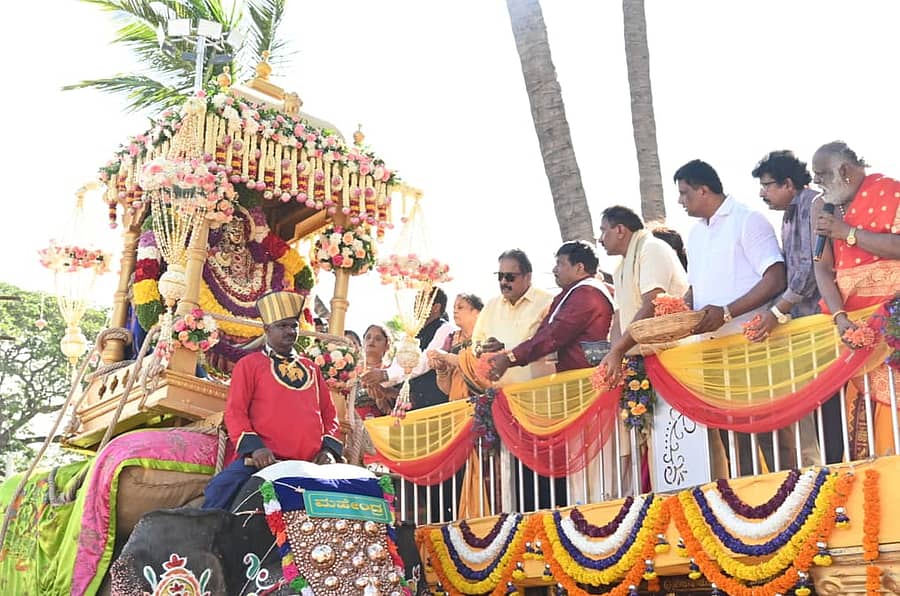 ಶ್ರೀರಂಗಪಟ್ಟಣ ದಸರಾ ಅಂಗವಾಗಿ ಗುರುವಾರ ಆಯೋಜಿಸಿದ್ದ ‘ಜಂಬೂ ಸವಾರಿ’ಗೆ ಚಲನಚಿತ್ರ ನಿರ್ದೇಶಕ ಟಿ.ಎಸ್‌. ನಾಗಾಭರಣ ಅವರು ಚಾಮುಂಡೇಶ್ವರಿ ದೇವಿಗೆ ಪುಷ್ಪ ನಮನ ಸಲ್ಲಿಸುವ ಮೂಲಕ ಚಾಲನೆ ನೀಡಿದರು. ಜಿಲ್ಲಾ ಉಸ್ತುವಾರಿ ಸಚಿವ ಎನ್‌. ಚಲುವರಾಯಸ್ವಾಮಿ, ಶಾಸಕರಾದ ರಮೇಶ ಬಂಡಿಸಿದ್ದೇಗೌಡ, ಪಿ.ರವಿಕುಮಾರ್‌ ಇದ್ದಾರೆ  –ಪ್ರಜಾವಾಣಿ ಚಿತ್ರ 