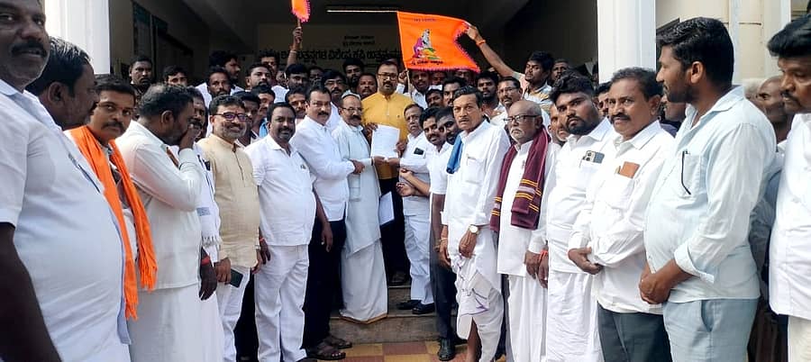 ಕಾರಟಗಿಯಲ್ಲಿ ನಾಯಕ ಸಮಾಜದವರು ಬೈಕ್‌ ರ‍್ಯಾಲಿ ನಡೆಸಿ ಮನವಿ ಸಲ್ಲಿಸಿದರು