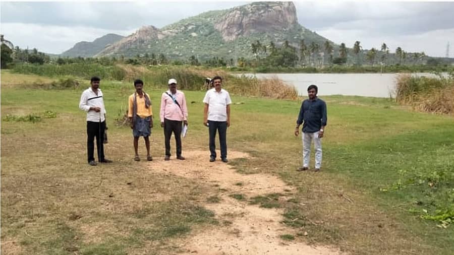 ಬೆಂಗಳೂರು ದಕ್ಷಿಣ ಜಿಲ್ಲೆಯಲ್ಲಿ ಕನಕಪುರ ತಾಲ್ಲೂಕಿನಲ್ಲಿ ಒತ್ತುವರಿಗೆ ಸಂಬಂಧಿಸಿದಂತೆ, ಕೆರೆ ಪ್ರದೇಶವನ್ನು ಅಳತೆ ಮಾಡಿದ್ದ ಅಧಿಕಾರಿಗಳ ತಂಡ