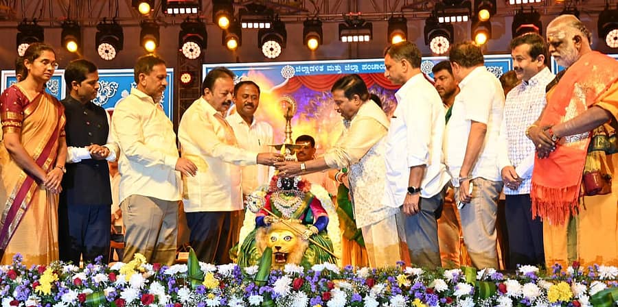 <div class="paragraphs"><p>ಶ್ರೀರಂಗಪಟ್ಟಣದಲ್ಲಿ ಗುರುವಾರ ದಸರಾ ಮಹೋತ್ಸವದ ವೇದಿಕೆ ಕಾರ್ಯಕ್ರಮವನ್ನು ಜಿಲ್ಲಾ ಉಸ್ತುವಾರಿ ಸಚಿವ ಎನ್.ಚಲುವರಾಯಸ್ವಾಮಿ ಉದ್ಘಾಟಿಸಿದರು.</p></div>