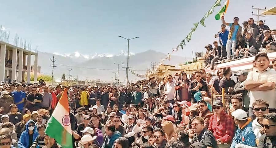 <div class="paragraphs"><p>ಲಡಾಖ್ನ ಲೇಹ್ ನಲ್ಲಿ ಬುಧವಾರ ನಡೆದ ಪ್ರತಿಭಟನೆಯಲ್ಲಿ ಜನರು ಭಾರಿ ಸಂಖ್ಯೆಯಲ್ಲಿ ಪಾಲ್ಗೊಂಡಿದ್ದರು </p></div>