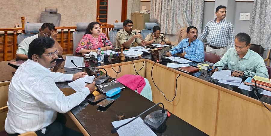 ಕಲಬುರಗಿ ಜಿಲ್ಲಾಧಿಕಾರಿ ಕಚೇರಿಯಲ್ಲಿ ಶುಕ್ರವಾರ ಜಿಲ್ಲಾಧಿಕಾರಿ ಬಿ.ಫೌಜಿಯಾ ತರನ್ನುಮ್‌ ಅಧ್ಯಕ್ಷತೆಯಲ್ಲಿ ಸಭೆ ನಡೆಯಿತು