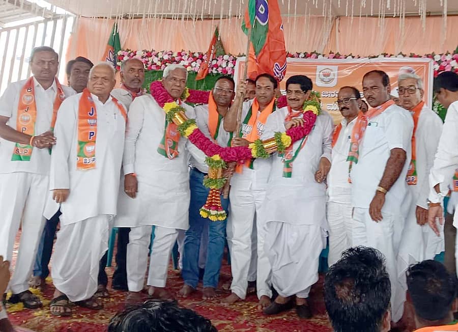 ತೇರದಾಳದಲ್ಲಿ ಕಾಂಗ್ರೆಸ್ ತೊರೆದು ಬಿಜೆಪಿ ಸೇರ್ಪಡೆಗೊಂಡ ಪ್ರವೀಣ ನಾಡಗೌಡ ಹಾಗೂ ವಿಜಯಮಹಾಂತ ನಾಡಗೌಡ ಅವರಿಗೆ ಸಂಸದ ಪಿ.ಸಿ. ಗದ್ದಿಗೌಡರ ಹಾಗೂ ಶಾಸಕ ಸಿದ್ದು ಸವದಿ ಪಕ್ಷದ ಧ್ವಜ ನೀಡಿ ಬರಮಾಡಿಕೊಂಡರು