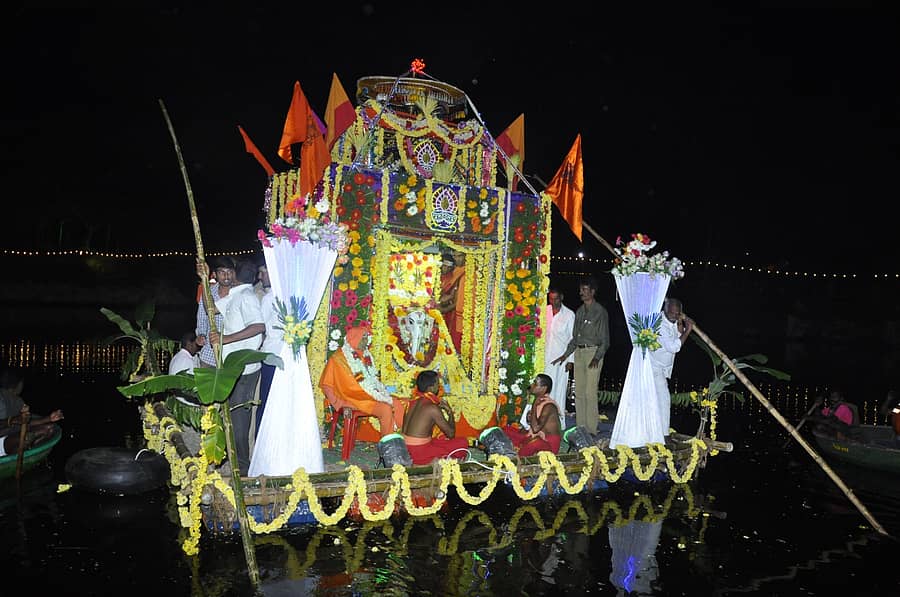 2018ರಲ್ಲಿ ಮಲೆ ಮಹದೇಶ್ವರ ದೇವಸ್ಥಾನದ ಕಲ್ಯಾಣಿಯಲ್ಲಿ ನಡೆದ ತೆಪ್ಪೋತ್ಸವ