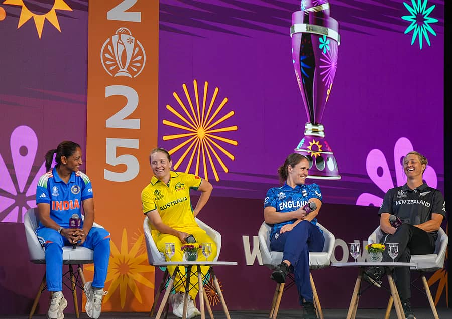 <div class="paragraphs"><p>ಬೆಂಗಳೂರಿನಲ್ಲಿ ಶುಕ್ರವಾರ ನಡೆದ ಮಾಧ್ಯಮ ಸಂವಾದದಲ್ಲಿ ಭಾಗವಹಿಸಿದ್ದ ಐಸಿಸಿ ಮಹಿಳೆಯರ ವಿಶ್ವಕಪ್ ಕ್ರಿಕೆಟ್ ಟೂರ್ನಿಯಲ್ಲಿ ಆಡಲಿರುವ ತಂಡಗಳ ನಾಯಕಿಯ (ಎಡದಿಂದ); ಹರ್ಮನ್ ಪ್ರೀತ್ ಕೌರ್ (ಭಾರತ), ಅಲಿಸಾ ಹೀಲಿ (ಆಸ್ಟ್ರೇಲಿಯಾ), ನ್ಯಾಟ್ ಸಿವರ್ ಬ್ರಂಟ್ (ಇಂಗ್ಲೆಂಡ್) ಮತ್ತು ಸೋಫಿ ಡಿವೈನ್ (ನ್ಯೂಜಿಲೆಂಡ್) </p></div>