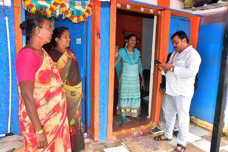 ಹುಬ್ಬಳ್ಳಿಯ ದೇವಿ ನಗರದಲ್ಲಿ ಸಮೀಕ್ಷಕರೊಬ್ಬರು ಕುಟುಂಬದ ಸದಸ್ಯರ ಮಾಹಿತಿ ಸಂಗ್ರಹಿಸಿದರು
–ಪ್ರಜಾವಾಣಿ ಚಿತ್ರ