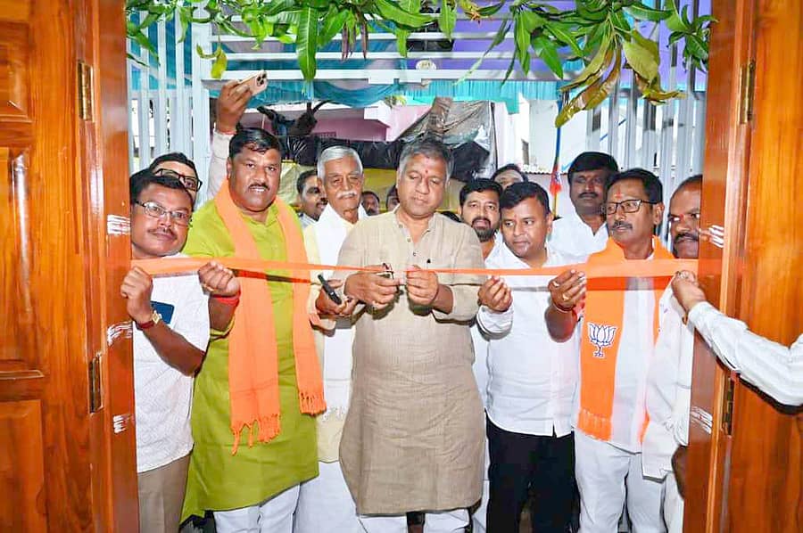 ಸಿಂಧನೂರಿನ ದೇವರಾಜ ಅರಸು ತರಕಾರಿ ಮಾರುಕಟ್ಟೆ ಬಳಿ ಶುಕ್ರವಾರ ವಿಧಾನಸಭೆಯ ವಿರೋಧ ಪಕ್ಷದ ಉಪನಾಯಕ ಅರವಿಂದ ಬೆಲ್ಲದ ಬಿಜೆಪಿ ಕಚೇರಿ ಉದ್ಘಾಟಿಸಿದರು