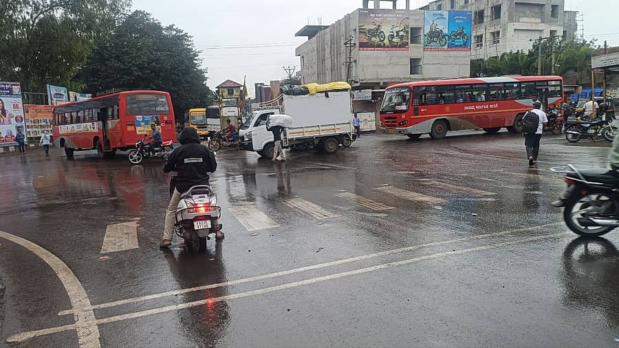 ಚಿಕ್ಕೋಡಿ ಪಟ್ಟಣದ ಹೃದಯ ಭಾಗದಲ್ಲಿರುವ ಬಸವೇಶ್ವರ ವೃತ್ತ