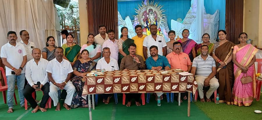 ಹಿರಿಯೂರಿನ ಶಕ್ತಿ ಗಣಪತಿ ಪೂಜಾ ಮಂಟಪದಲ್ಲಿ ಶುಕ್ರವಾರ ಹಮ್ಮಿಕೊಂಡಿದ್ದ ಸಭೆಯಲ್ಲಿ ಖಾದಿ ರಮೇಶ್ ಮಾತನಾಡಿದರು