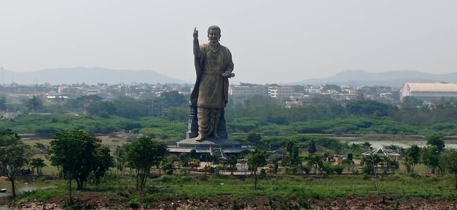 ಗದಗ ನಗರದ ಭೀಷ್ಮಕೆರೆ ಆವರಣದಲ್ಲಿರುವ ಬಸವೇಶ್ವರ ಮೂರ್ತಿ