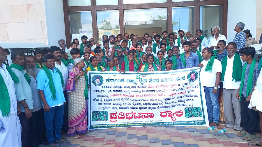 ಕನಕಪುರ ರೈತ ಸಂಘದಿಂದ ಗುರುವಾರ ನಡೆದ ಪ್ರತಿಭಟನೆಯಲ್ಲಿ ಭಾಗವಹಿಸಿದ್ದರು ರೈತರು ಮತ್ತು ಮಹಿಳಾ ರೈತರು