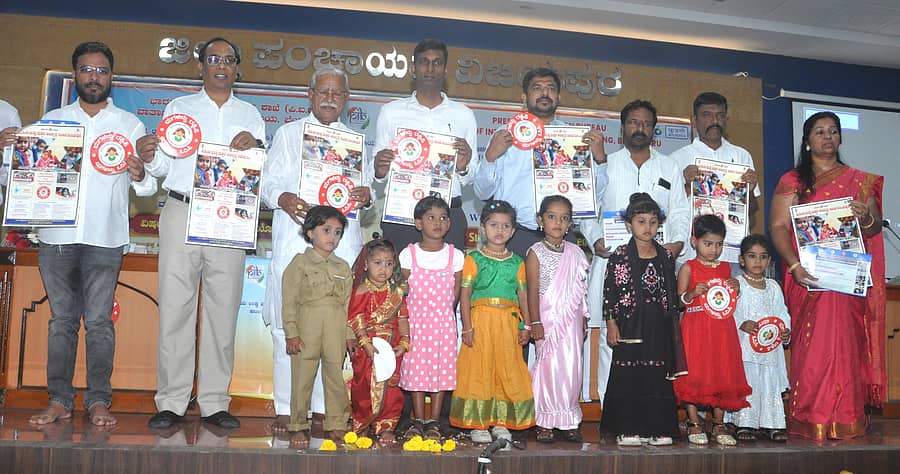 ವಿಜಯಪುರದಲ್ಲಿ ಮಾಧ್ಯಮ ಪ್ರತಿನಿಧಿಗಳಿಗೆ ಶುಕ್ರವಾರ ಆಯೋಜಿಸಲಾಗಿದ್ದ ‘ವಾರ್ತಾಲಾಪ’ ಕಾರ್ಯಾಗಾರದಲ್ಲಿ ‘ಹೆಣ್ಣು ಮಗುವನ್ನು ರಕ್ಷಿಸಿ; ಹೆಣ್ಣು ಮಗುವನ್ನು ಓದಿಸಿ’ ಕರಪತ್ರವನ್ನು ಸಂಸದ ರಮೇಶ ಜಿಗಜಿಣಗಿ ಬಿಡುಗಡೆಗೊಳಿಸಿದರು -ಪ್ರಜಾವಾಣಿ ಚಿತ್ರ