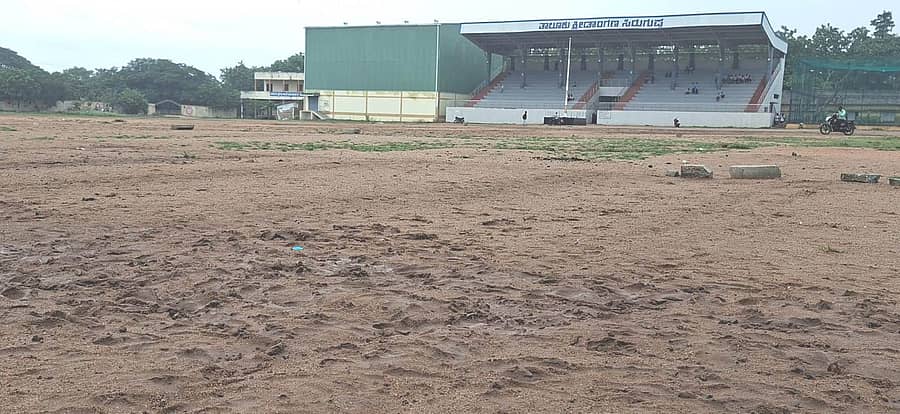 ಸಿರುಗುಪ್ಪ ತಾಲ್ಲೂಕು ಕ್ರೀಡಾಂಗಣವು ಮಳೆಗೆ ತಗ್ಗು ದಿನ್ನಿಯಾಗಿ ನಿರ್ಮಾಣವಾಗಿರುವುದು