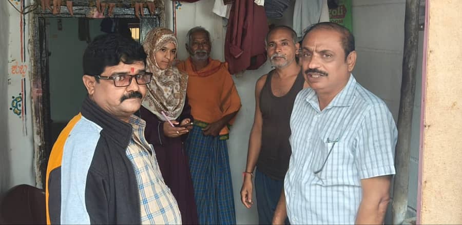 ಹನುಮಸಾಗರದಲ್ಲಿ ಶೈಕ್ಷಣಿಕ ಹಾಗೂ ಸಾಮಾಜಿಕ ಸಮೀಕ್ಷೆ ಕುಷ್ಟಗಿ ತಹಶೀಲ್ದಾರ್ ಅಶೋಕ್ ಶಿಗ್ಗಾಂವಿ ಸಮೀಕ್ಷೆಯನ್ನು ಪರಿಶೀಲಿಸಿದರು