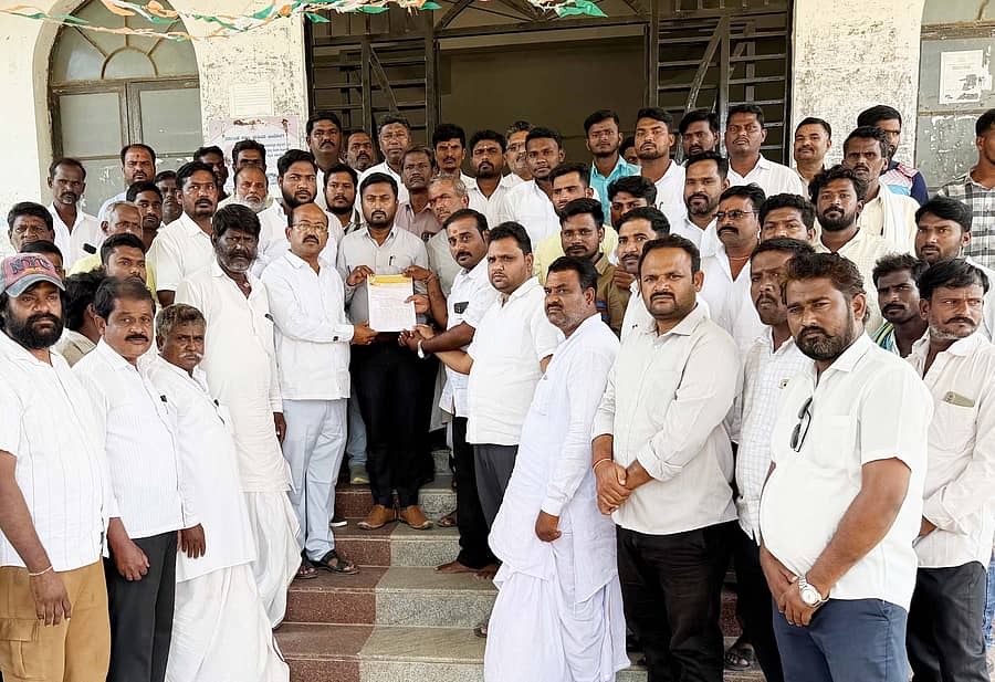 ಶಹಾಪುರ ತಹಶೀಲ್ದಾರ್ ಕಚೇರಿಯ ಎದುರು ವಾಲ್ಮೀಕಿ ನಾಯಕ ಸಂಘದ ಮುಖಂಡರು ಪ್ರತಿಭಟನೆ ನಡೆಸಿ ಮನವಿ ಸಲ್ಲಿಸಿದರು