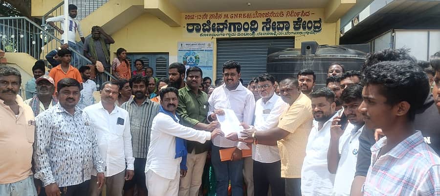 ಆಶ್ರಯ ಯೋಜನೆಯಡಿ ನಿವೇಶನಗಳ ಹಂಚಿಕೆಯಲ್ಲಿ ಮಾದಿಗ ಸಮುದಾಯಕ್ಕೆ ಹೆಚ್ಚಿನ ಆದ್ಯತೆ ನೀಡಬೇಕೆಂದು ಆಗ್ರಹಿಸಿ ವಿಜಯಪುರ ಹೋಬಳಿಯ ಕೋರಮಂಗಲ ಗ್ರಾಮಪಂಚಾಯಿತಿ ಎದುರು ದಲಿತ ಸಮುದಾಯದ ಮುಖಂಡರು ಪ್ರತಿಭಟಿಸಿದರು