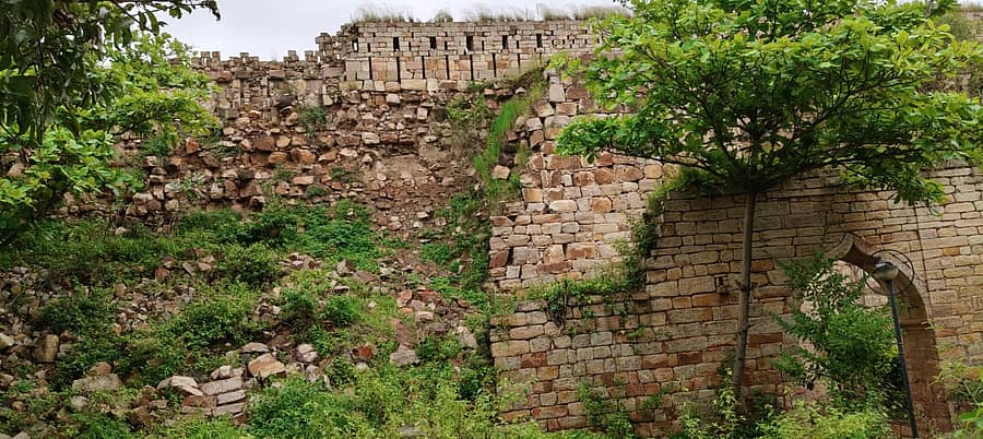 ನಿರ್ವಹಣೆ ಕೊರತೆಯಿಂದ ಸವದತ್ತಿಯ ಕೋಟೆಯ ಅವಶೇಷ ಹಾಳಾಗುತ್ತಿರುವುದು ಪ್ರಜಾವಾಣಿ ಚಿತ್ರ: ಬಸವರಾಜ ಶಿರಸಂಗಿ