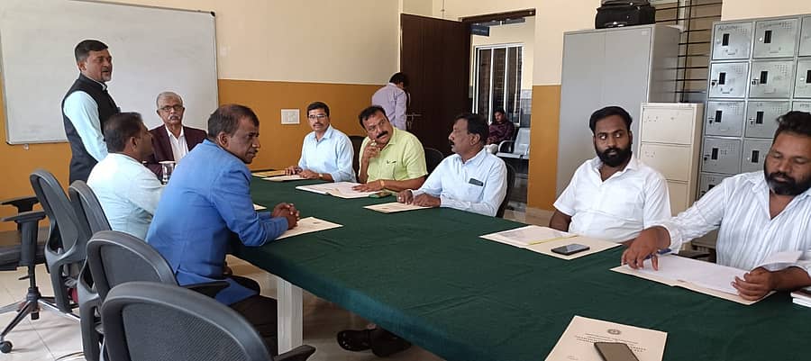 ಚಾಮರಾಜನಗರ ವಿಶ್ವವಿದ್ಯಾಲಯದ ಸಿಂಡಿಕೇಟ್ ಸಭಾಂಗಣದಲ್ಲಿ 2025-26ನೇ ಸಾಲಿನ ವಿಶ್ವವಿದ್ಯಾಲಯ ಕ್ರೀಡಾ ಸಲಹಾ ಸಮಿತಿ ಸಭೆಯಲ್ಲಿ ಕುಲಪತಿ ಪ್ರೊ.ಎಂ.ಆರ್.ಗಂಗಾಧರ್ ಮಾತನಾಡಿದರು