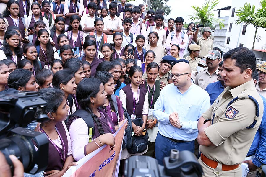 ಶಿವಮೊಗ್ಗದಲ್ಲಿ ಶುಕ್ರವಾರ ಎಬಿವಿಪಿ ನೇತೃತ್ವದಲ್ಲಿ ಪ್ರತಿಭಟನೆ ನಡೆಸಿದ ವಿದ್ಯಾರ್ಥಿಗಳು ಜಿಲ್ಲಾಧಿಕಾರಿ ಗುರುದತ್ತ ಹೆಗಡೆ ಹಾಗೂ ಎಸ್ಪಿ ಜಿ.ಕೆ.ಮಿಥುನ್ಕುಮಾರ್ ಎದುರು ಅಹವಾಲು ಹೇಳಿಕೊಂಡರು