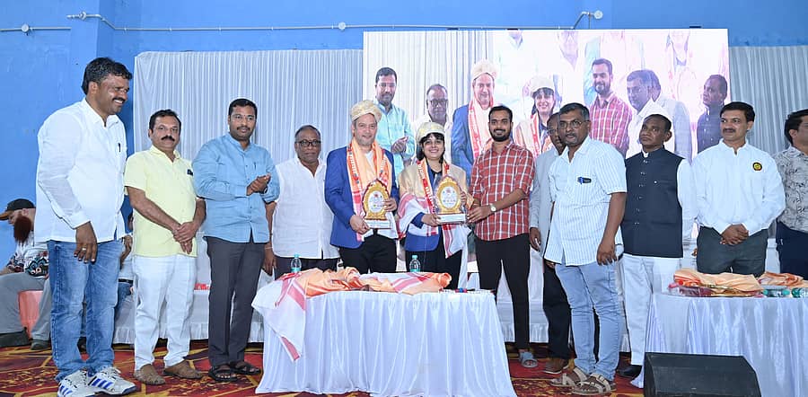 ಕೊಪ್ಪಳದಲ್ಲಿ ಶುಕ್ರವಾರ ಆರಂಭವಾದ ರಾಷ್ಟ್ರೀಯ ಪೆಂಕಾಕ್ ಸಿಲತ್ ಕ್ರೀಡಾಕೂಟದ ಉದ್ಘಾಟನಾ ಸಮಾರಂಭದಲ್ಲಿ ಅತಿಥಿಗಳನ್ನು ಸನ್ಮಾನಿಸಲಾಯಿತು