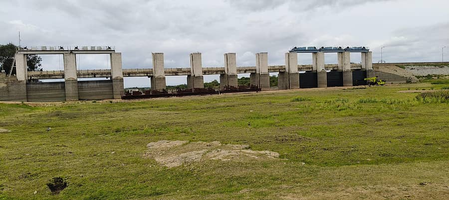 ಹಗರಿಬೊಮ್ಮನಹಳ್ಳಿ ತಾಲ್ಲೂಕಿನ ಮಾಲವಿ ಜಲಾಶಯದ ಮೂರು (8ರಿಂದ10) ಕ್ರೆಸ್ಟ್ಗೇಟ್ಗಳನ್ನು ದುರಸ್ತಿಗೊಳಿಸಿ ಪುನಃ ಅಳವಡಿಸಿರುವುದು