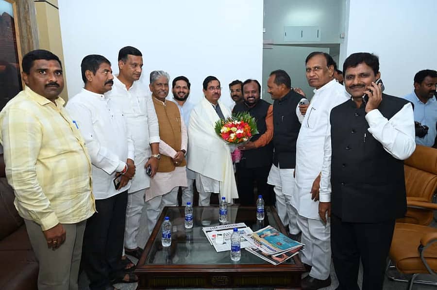 <div class="paragraphs"><p>ಕೇಂದ್ರ ಸಚಿವ ಪ್ರಲ್ಹಾದ ಜೋಶಿ ಅವರನ್ನು ಬೀದರ್‌ ಜಿಲ್ಲಾ ಬಿಜೆಪಿ ಮುಖಂಡರು ಬೀದರ್‌ ವಿಮಾನ ನಿಲ್ದಾಣದಲ್ಲಿ ಶುಕ್ರವಾರ ಸ್ವಾಗತಿಸಿದರು</p></div>