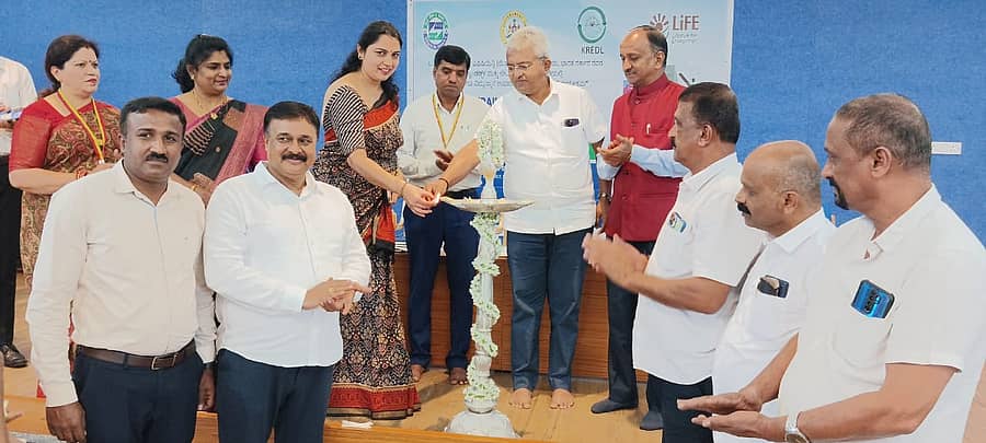 ಕೊಪ್ಪದಲ್ಲಿ ಆಯೋಜಿಸಿದ್ದ ‘ವಿದ್ಯುತ್ ಹಾಗೂ ವಿದ್ಯುನ್ಮಾನ ಉಪಕರಣ ವ್ಯಾಪಾರಿಗಳ ತರಬೇತಿ ಕಾರ್ಯಕ್ರಮ’ವನ್ನು ಭದ್ರಾ ಕಾಡಾ ನಿಗಮದ ಅಧ್ಯಕ್ಷ ಕೆ.ಪಿ.ಅಂಶುಮಂತ್ ಉದ್ಘಾಟಿಸಿದರು