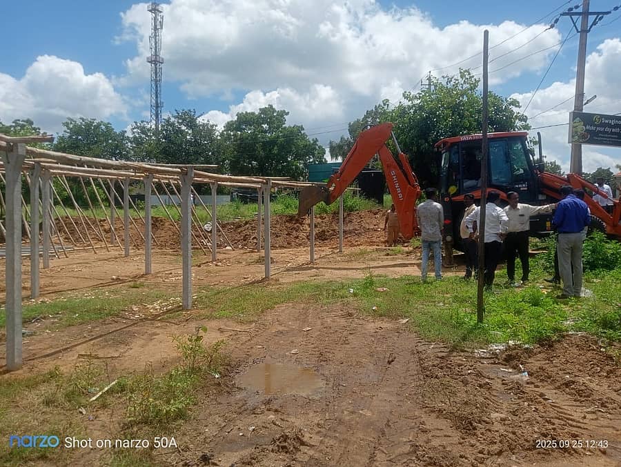 ಹೊಸಪೇಟೆ ತಾಲ್ಲೂಕು ಕಮಲಾಪುರದ ವಿಶ್ವ ಪಾರಂಪರಿಕ ತಾಣ ವ್ಯಾಪ್ತಿಯಲ್ಲಿ ‘ಹವಾಮ’ ಕಚೇರಿ ಸಮೀಪದಲ್ಲೇ ಅನುಮತಿ ಪಡೆಯದೆ ನಿರ್ಮಾಣಕ್ಕೆ ಮುಂದಾಗಿದ್ದ ಹೋಟೆಲ್ ಕಟ್ಟಡ ಸಾಮಗ್ರಿಗಳನ್ನು ಗುರುವಾರ ಜೆಸಿಬಿ ಸಹಾಯದಿಂದ ತೆರವುಗೊಳಿಸಲಾಯಿತು