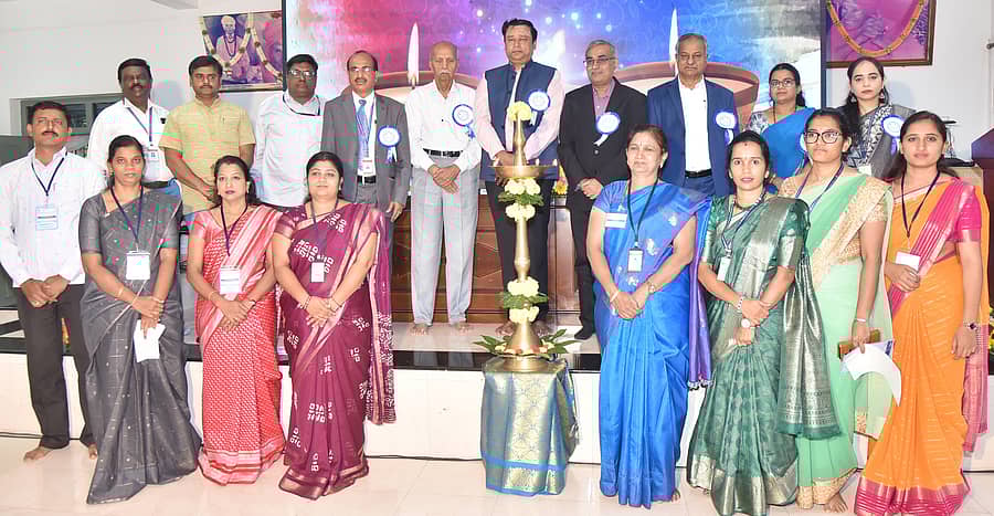 ತುಮಕೂರಿನ ಸಿದ್ಧಗಂಗಾ ಪದವಿ ಕಾಲೇಜಿನಲ್ಲಿ ಶುಕ್ರವಾರ ಕೃತಕ ಬುದ್ಧಿಮತ್ತೆ ಕುರಿತ ವಿಚಾರ ಸಂಕಿರಣಕ್ಕೆ ಚಾಲನೆ ನೀಡಲಾಯಿತು. ಐಐಐಟಿ ನಿರ್ದೇಶಕ ಎಸ್.ಆರ್.ಮಹದೇವ ಪ್ರಸನ್ನ, ಮಹೇಶ್ ಪಂಡಿತ್, ಪ್ರಾಂಶುಪಾಲ ನಿಜಲಿಂಗಪ್ಪ, ಪ್ರಮುಖರಾದ ಶಿವಕುಮಾರಯ್ಯ, ಟಿ.ಕೆ.ನಂಜುಂಡಪ್ಪ, ಪ್ರೊ.ಎಂ.ಮಮತ, ಪ್ರೊ.ಕೆ.ಎಸ್.ಲಿಂಗದೇವರಪ್ಪ ಇತರರು ಉಪಸ್ಥಿತರಿದ್ದರು
