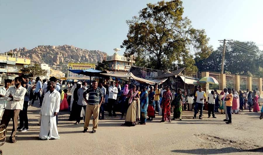ಕುರುಗೋಡು ಮುಖ್ಯವೃತ್ತದಲ್ಲಿ ಬಿಸಿಲಿನಲ್ಲಿ ಬಸ್‌ಗಾಗಿ ಕಾಯುತ್ತಿರುವ ಪ್ರಯಾಣಿಕರು