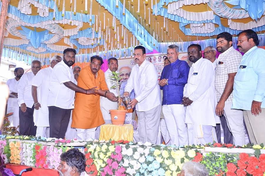 ನರಗುಂದ ತಾಲ್ಲೂಕಿನ ಚಿಕ್ಕನರಗುಂದದಲ್ಲಿ ನಡೆದ ಆರೋಗ್ಯ ಉಚಿತ ತಪಾಸಣಾ ಶಿಬಿರವನ್ನು ಶಾಸಕ ಸಿ.ಸಿ.ಪಾಟೀಲ ಉದ್ಘಾಟಿಸಿದರು