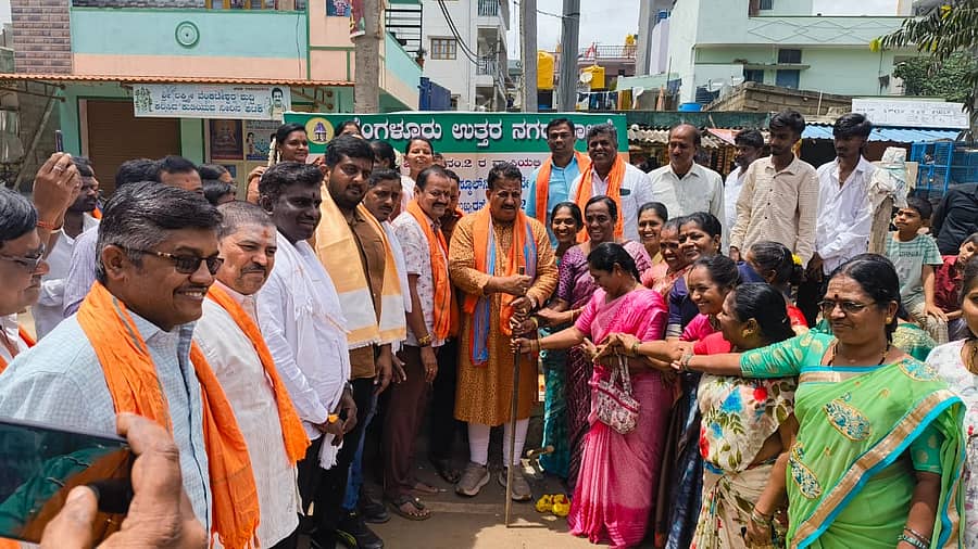 ಯಲಹಂಕದ ಕಾಮಾಕ್ಷಮ್ಮ ಮತ್ತು ಕೊಂಡಪ್ಪ ಬಡಾವಣೆಯಲ್ಲಿ ರಸ್ತೆಗಳ ಅಭಿವೃದ್ಧಿ ಕಾಮಗಾರಿಗೆ ಶಾಸಕ ಎಸ್.ಆರ್.ವಿಶ್ವನಾಥ್ ಚಾಲನೆ ನೀಡಿದರು.