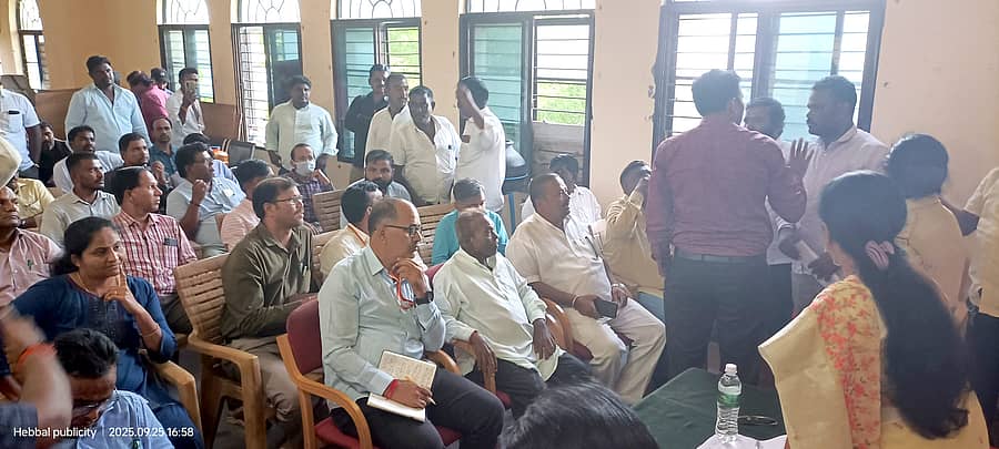 ಮುದ್ದೇಬಿಹಾಳ ಪಟ್ಟಣದ ತಹಶೀಲ್ದಾರ್ ಕಚೇರಿಯಲ್ಲಿ ಗುರುವಾರ ನಡೆದ ವಾಲ್ಮೀಕಿ ಜಯಂತಿ ಪೂರ್ವಭಾವಿ ಸಭೆಯಲ್ಲಿ ಆದ ಅಸಮಾಧಾನದ ವಾತಾವರಣವನ್ನು ತಾ.ಪಂ ಪ್ರಭಾರ ಇಒ ವೆಂಕಟೇಶ ವಂದಾಲ, ತಹಶೀಲ್ದಾರ್ ಕೀರ್ತಿ ಚಾಲಕ ಸಮಾಧಾನಪಡಿಸಿದರು