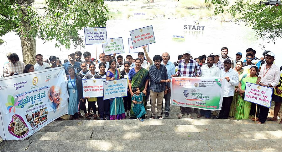 ಶ್ರೀರಂಗಪಟ್ಟಣದ ಕಾವೇರಿ ನದಿ ತೀರದಲ್ಲಿ, ದಸರಾ ಉತ್ಸವದ ನಿಮಿತ್ತ ಶುಕ್ರವಾರ ಜಿಲ್ಲಾ ಪಂಚಾಯಿತಿ ಏರ್ಪಡಿಸಿದ್ದ ಸ್ವಚ್ಛತಾ ಸೇವಾ ಅಭಿಯಾನಕ್ಕೆ ಪುರಸಭೆ ಅಧ್ಯಕ್ಷ ಎಂ.ಎಲ್‌. ದಿನೇಶ್ ಚಾಲನೆ ನೀಡಿದರು. ಜಿ.ಪಂ. ಸಿಇಒ ಕೆ.ಆರ್‌. ನಂದಿನಿ, ತಾ.ಪಂ. ಕಾರ್ಯನಿರ್ವಾಹಕ ಅಧಿಕಾರಿ ವೇಣು ಇದ್ದಾರೆ