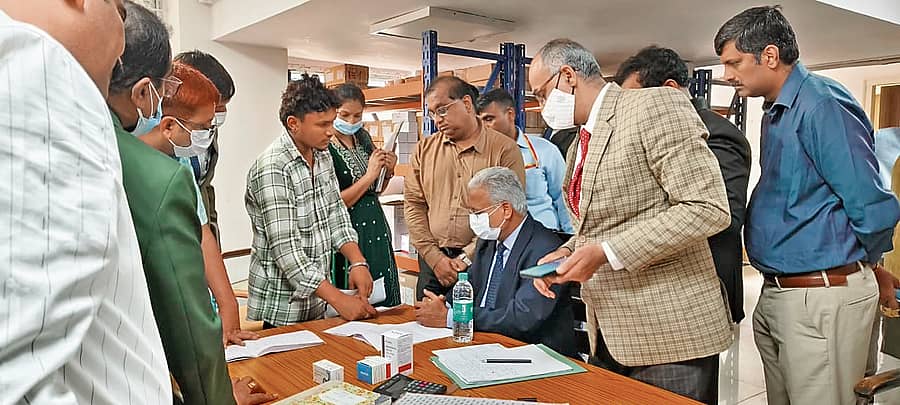 ಲೋಕಾಯುಕ್ತ ನ್ಯಾಯಮೂರ್ತಿ ಬಿ.ಎಸ್. ಪಾಟೀಲ ಅವರು ರೋಗಿಗಳಿಂದ ಮಾಹಿತಿ ಪಡೆದುಕೊಂಡರು