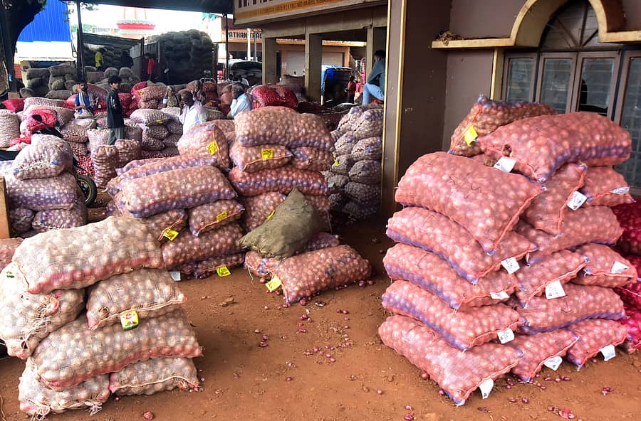 ಹುಬ್ಬಳ್ಳಿಯ ಅಮರಗೋಳದ ಎಪಿಎಂಸಿ ಮಾರುಕಟ್ಟೆಯಲ್ಲಿ ಈರುಳ್ಳಿ ಆವಕವಾಗಿರುವುದು
–ಪ್ರಜಾವಾಣಿ ಚಿತ್ರ: ಗುರು ಹಬೀಬ