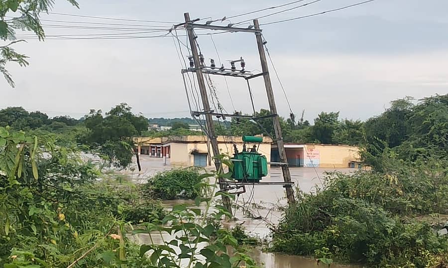 ಕಾಳಗಿ ತಾಲ್ಲೂಕಿನ ಡೊಣ್ಣೂರ ಗ್ರಾಮದ ಸರ್ಕಾರಿ ಹಿರಿಯ ಪ್ರಾಥಮಿಕ ಶಾಲೆ ನೀರಿನ ಪ್ರವಾಹಕ್ಕೆ ಸಿಲುಕಿರುವುದು
