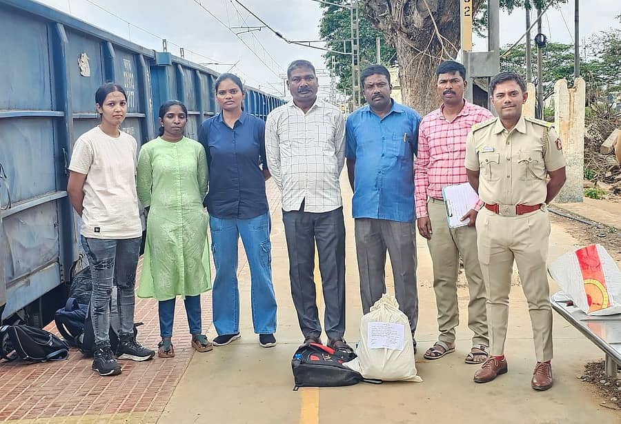 ನೈರುತ್ಯ ರೈಲ್ವೆಯ ಬೆಂಗಳೂರು ವಿಭಾಗದ ದೊಡ್ಡ ಬಳ್ಳಾಪುರ ರೈಲ್ವೆ ನಿಲ್ದಾಣದಲ್ಲಿ ವಶಪಡಿಸಿಕೊಂಡ ಗಾಂಜಾ ಜೊತೆ ರೈಲ್ವೆ ಭದ್ರತಾ ಸಿಬ್ಬಂದಿ