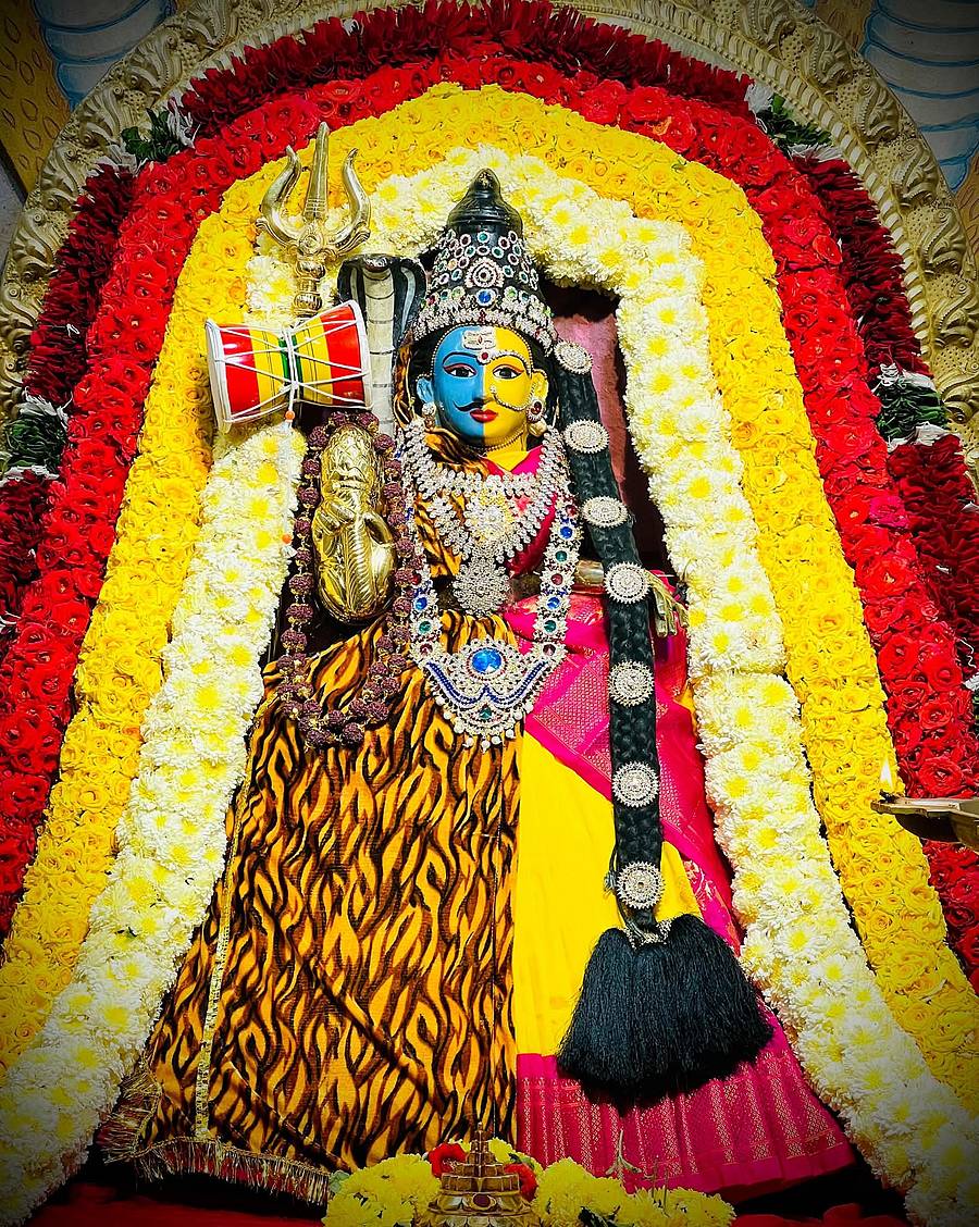 ಅರ್ಧನಾರೀಶ್ವರಿ ಅಲಂಕಾರದಲ್ಲಿ ಓಂಶಕ್ತಿ ದೇವಿ