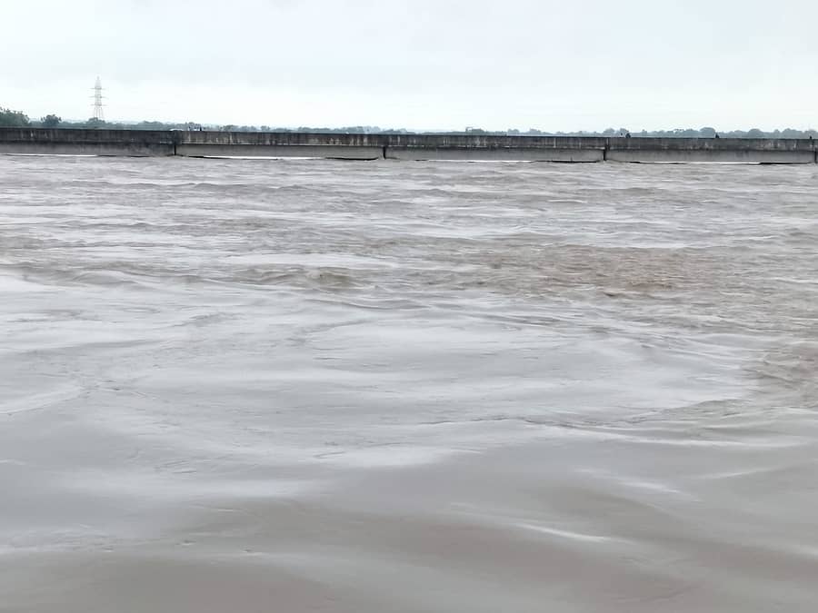 ಜೇವರ್ಗಿ ತಾಲ್ಲೂಕಿನ ಕಟ್ಟಿಸಂಗಾವಿ ಹತ್ತಿರ ಅಪಾಯ ಮಟ್ಟ ಮೀರಿ ಹರಿಯುತ್ತಿರುವ ಭೀಮಾ ನದಿ