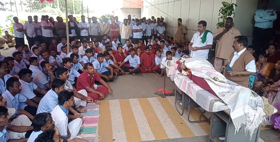 ರಾಣೆಬೆನ್ನೂರು ತಾಲ್ಲೂಕಿನ ತೇರೆದಹಳ್ಳಿ ಗ್ರಾಮದ ವೆಂಕಟೇಶ್ವರ ಹ್ಯಾಚರೀಸ್ ಪ್ರೈ. ಲಿ ಕಂಪನಿ ಚಿಕನ್‌ ಪ್ಯಾಕ್ಟರಿಯಲ್ಲಿ ಕರ್ತವ್ಯದಲ್ಲಿದ್ದಾಗ ಕಾರ್ಮಿಕ ಸಾವನ್ನಪ್ಪಿದ್ದಕ್ಕೆ ಫ್ಯಾಕ್ಟರಿ ಎದುರಿಗೆ ರೈತ ಸಂಘಟನೆ ಪದಾಧಿಕಾರಿಗಳು ಮತ್ತು ಕುಟುಂಬದವರು ಮೃತ ಕಾರ್ಮಿಕನ ಶವವಿಟ್ಟು ಪ್ರತಿಭಟನೆ ನಡೆಸಿದರು. 