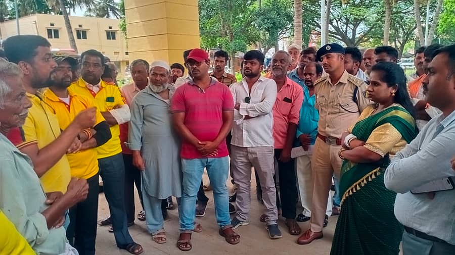 ಕುಣಿಗಲ್ ತಾಲ್ಲೂಕು ಕಚೇರಿ ಮುಂದೆ ಕೆಆರ್‌ಎಸ್ ಪಕ್ಷದ ಕಾರ್ಯಕರ್ತರು ತಹಶೀಲ್ದಾರ್‌ ರಶ್ಮಿ ಅವರೊಂದಿಗೆ ವಾಗ್ವಾದ ನಡೆಸಿದರು