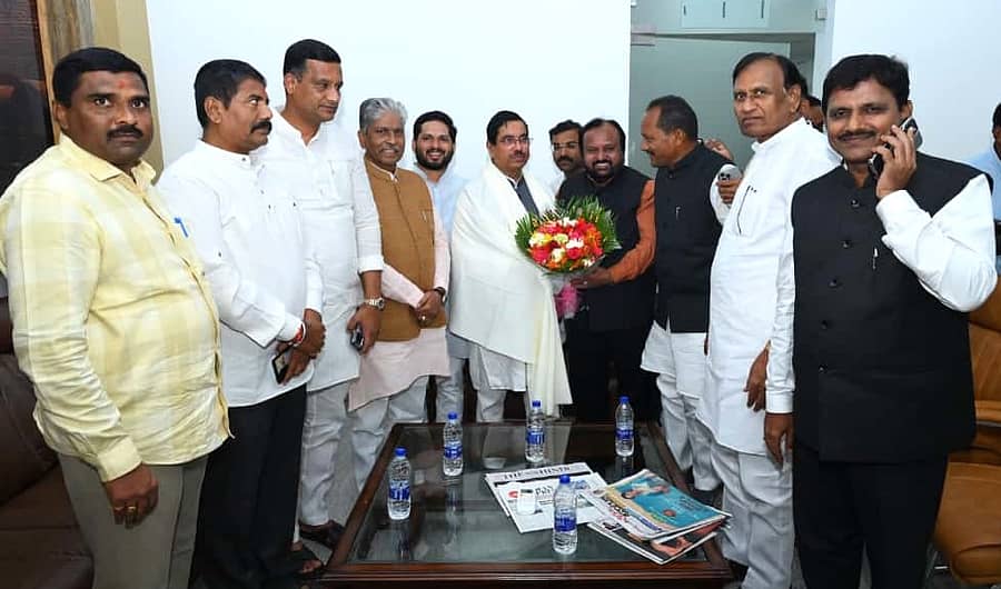 ಕೇಂದ್ರ ಸಚಿವ ಪ್ರಲ್ಹಾದ ಜೋಶಿ ಅವರನ್ನು ಬಿಜೆಪಿ ಮುಖಂಡರು ಬೀದರ್ ವಿಮಾನ ನಿಲ್ದಾಣದಲ್ಲಿ ಶುಕ್ರವಾರ ಸಂಜೆ ಸ್ವಾಗತಿಸಿ ಬರಮಾಡಿಕೊಂಡರು