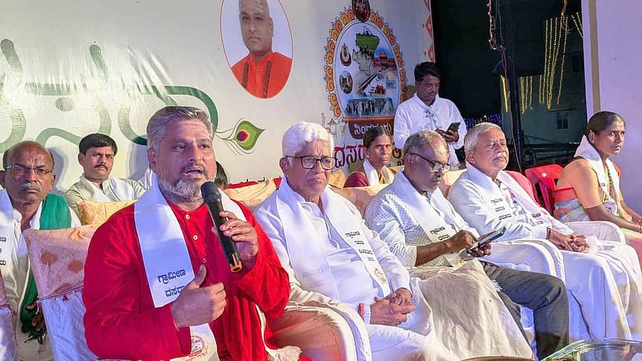 ಸಿಂಧನೂರು ತಾಲ್ಲೂಕಿನ ರಾಗಲಪರ್ವಿ ಕ್ರಾಸ್‍ನಲ್ಲಿರುವ ವಿ.ಸಿ.ಬಿ ಶಿಕ್ಷಣ ಸಂಸ್ಥೆಯ ಆವರಣದಲ್ಲಿ ಶುಕ್ರವಾರ ನಡೆದ ಗ್ರಾಮೀಣ ದಸರಾ ಉತ್ಸವ ಕಾರ್ಯಕ್ರಮದಲ್ಲಿ ರಾಜನಹಳ್ಳಿಯ ಪ್ರಸನ್ನಾನಂದಪುರಿ ಸ್ವಾಮೀಜಿ ಮಾತನಾಡಿದರು