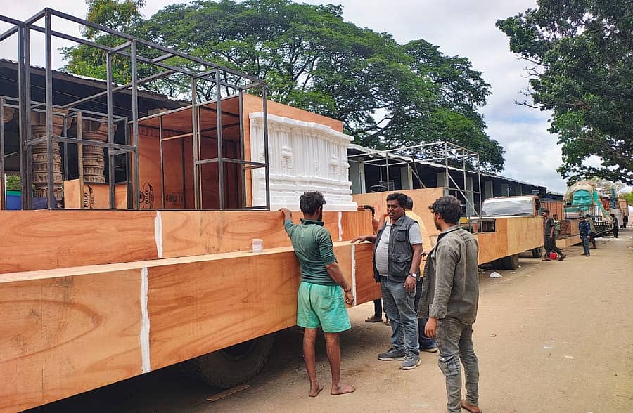 ಮೈಸೂರಿನ ಬಂಡೀಪಾಳ್ಯದಲ್ಲಿ ಕಲಾವಿದರು ಹಾಗೂ ಕಾರ್ಮಿಕರು ಸ್ತಬ್ಧಚಿತ್ರ ತಯಾರಿಯಲ್ಲಿ ತೊಡಗಿದ್ದಾರೆ