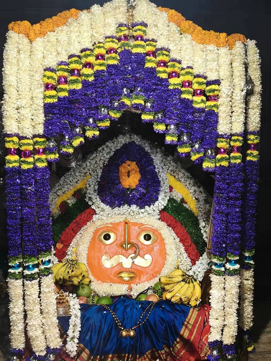 ಪುಷ್ಪಾಲಂಕೃತ ಹುಲಿಗೆಮ್ಮದೇವಿ ವಿಗ್ರಹ