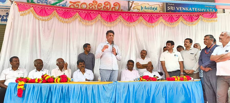 ಚಿಂತಾಮಣಿ ತಾಲ್ಲೂಕಿನ ಕುರುಬೂರಿನಲ್ಲಿ ಶುಕ್ರವಾರ ಆಯೋಜಿಸಿದ್ದ ಕಾರ್ಯಕ್ರಮದಲ್ಲಿ ಉನ್ನತ ಶಿಕ್ಷಣ ಸಚಿವ ಡಾ.ಎಂ.ಸಿ.ಸುಧಾಕರ್‌ ಮಾತನಾಡಿದರು