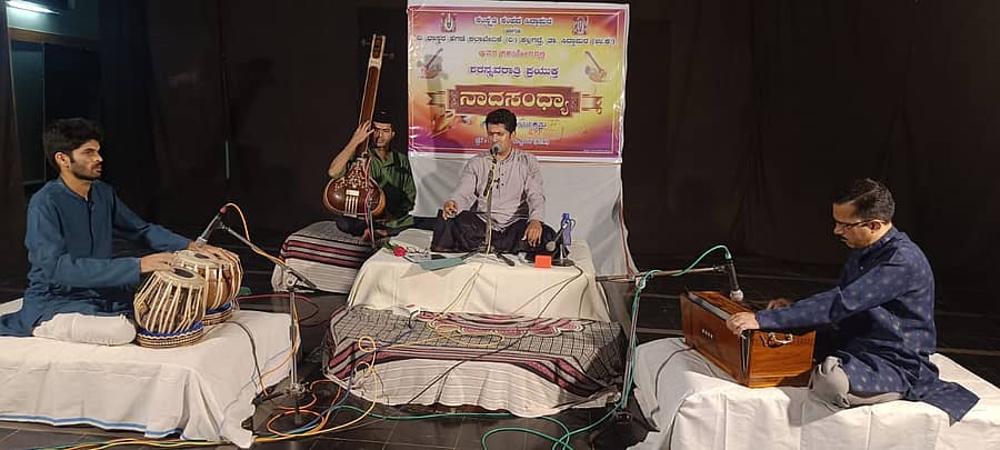 ಸಿದ್ದಾಪುರ ಪಟ್ಟಣದ ಶೃಂಗೇರಿ ಶಂಕರ ಮಠದಲ್ಲಿ ನಡೆದ ನಾದಸಂಧ್ಯಾ ಸಂಗೀತ ಕಾರ್ಯಕ್ರಮದಲ್ಲಿ ಮನು ಹೆಗಡೆ ಪುಟ್ಟನಮನೆ ಅವರಿಂದ ಸಂಗೀತ ಕಾರ್ಯಕ್ರಮ ನಡೆಯಿತು