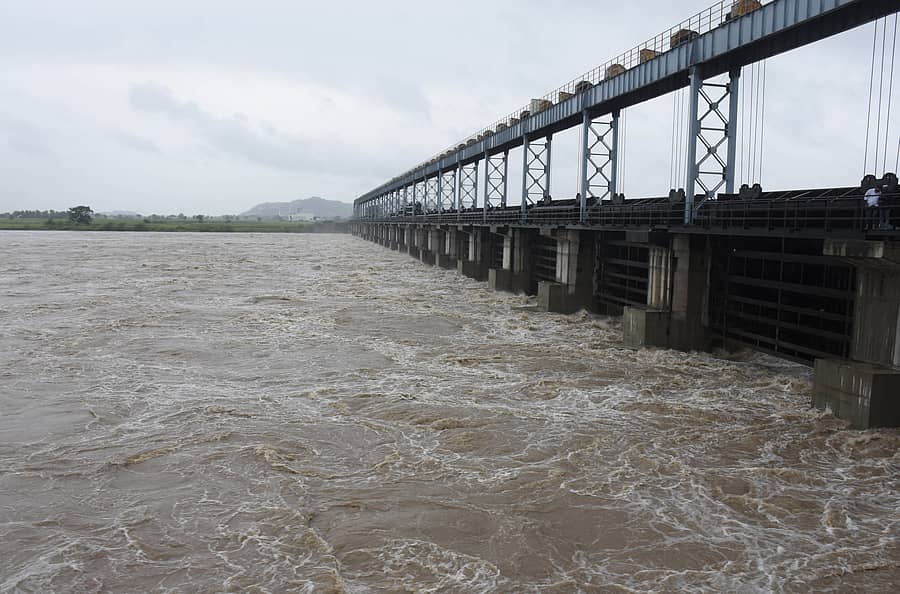 ಯಾದಗಿರಿ ಸಮೀಪದ ಭೀಮಾ ನದಿ ಬ್ರಿಡ್ಜ್ ಕಂ ಬ್ಯಾರೇಜ್ನಿಂದ ಶುಕ್ರವಾರ ನದಿಗೆ ಹರಿಬಿಡಲಾದ ನೀರು