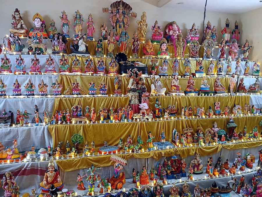 <div class="paragraphs"><p>ಚನ್ನಪಟ್ಟಣ ನಗರದ ಕುವೆಂಪುನಗರದ ನಾಲ್ಕನೇ ಅಡ್ಡರಸ್ತೆಯ ಮಮತಾ ಯೋಗಾನಂದ ಮನೆಯಲ್ಲಿ ಇಟ್ಟಿರುವ ದಸರಾ ಗೊಂಬೆ ಪ್ರದರ್ಶನ</p></div>